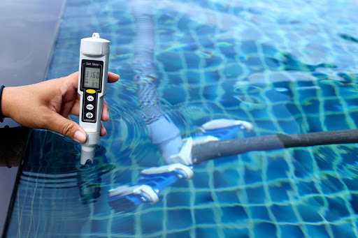 Měření hladiny pH, chloru a jiných hodnot v bazénové vodě pomocí elektronického testeru