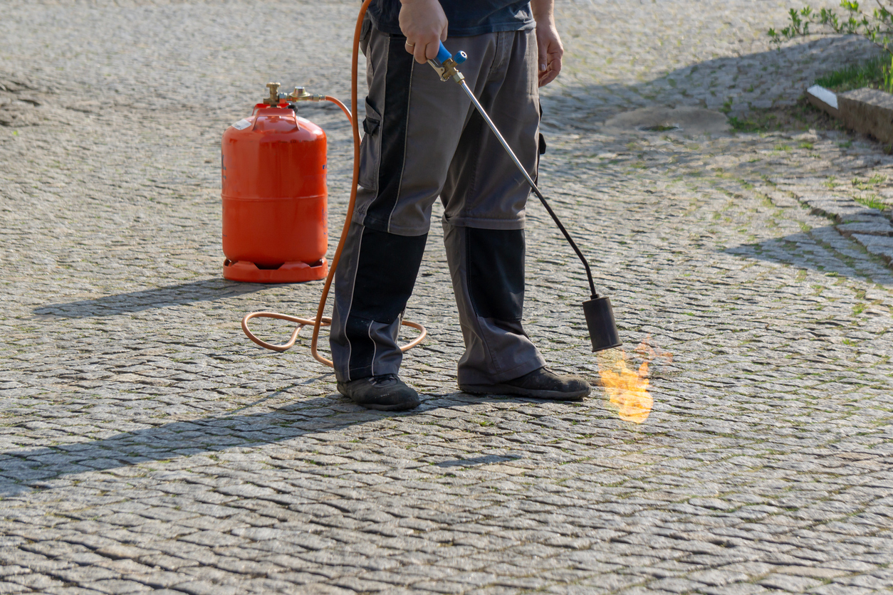 tzv. piezo zapalovací systém odstraňování plevele z chodníků nechemickým vypalováním